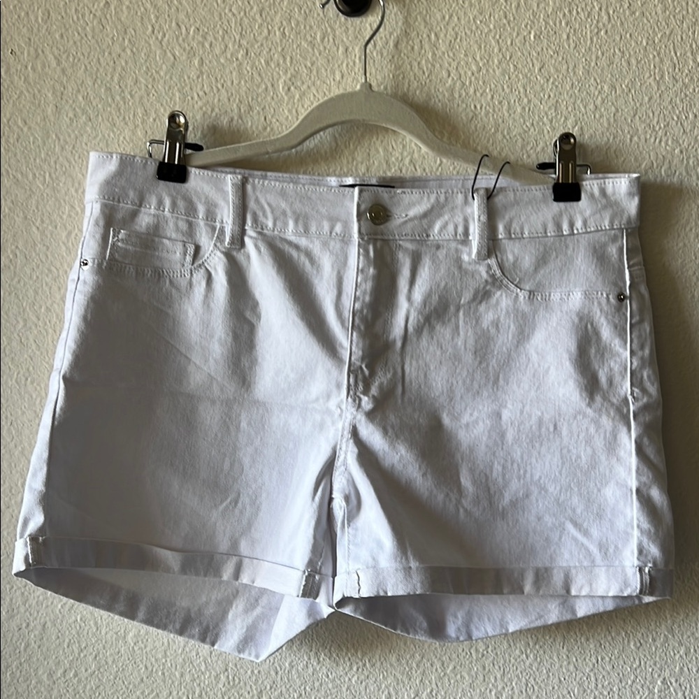 Vero Moda White Flat Front Shorts XL